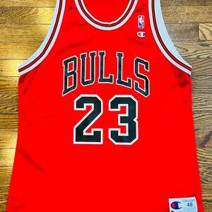Vintage 90s Michael Jordan Chicago Bulls #23 Jersey Champion.